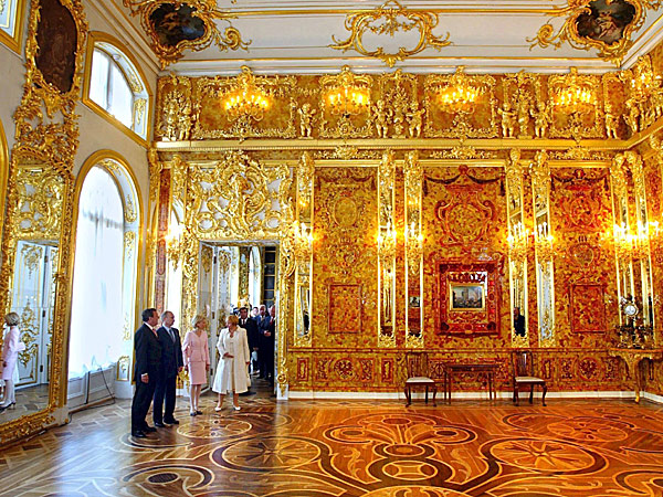 Tổng thống Nga Vladimir Putin và tổng thống Đức Gerhard Schröder đã khánh thành căn phòng hổ phách được phục hồi vào năm 1999.